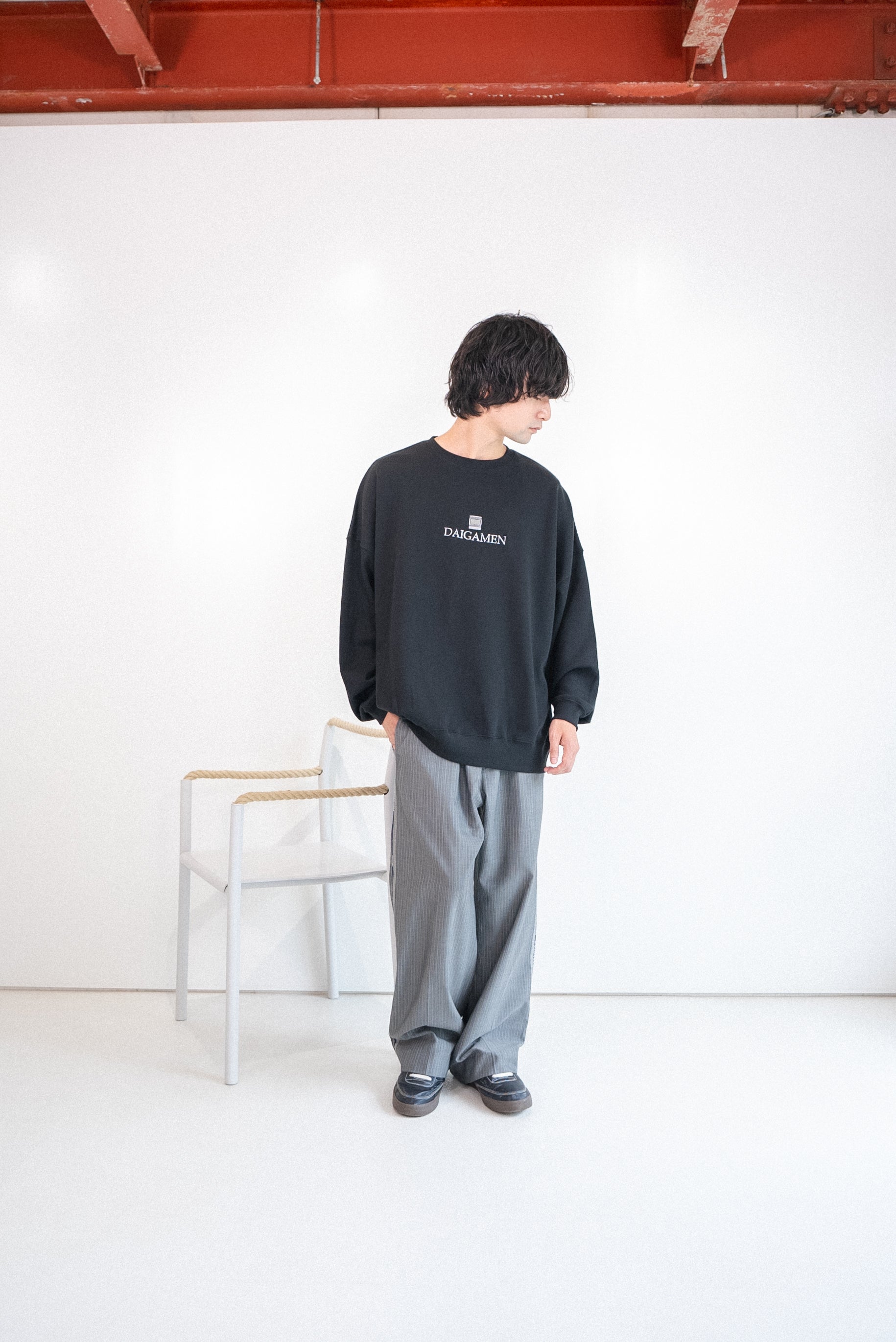 大画面前に集合スウェット