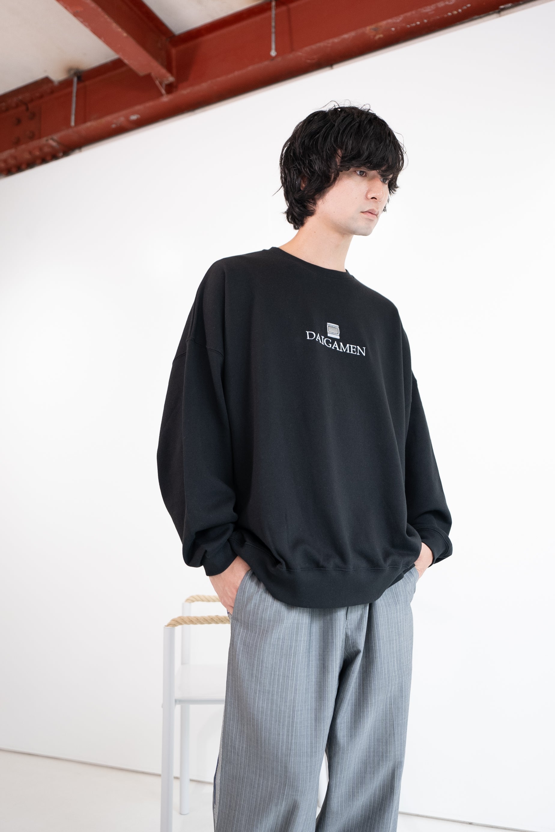 大画面前に集合スウェット