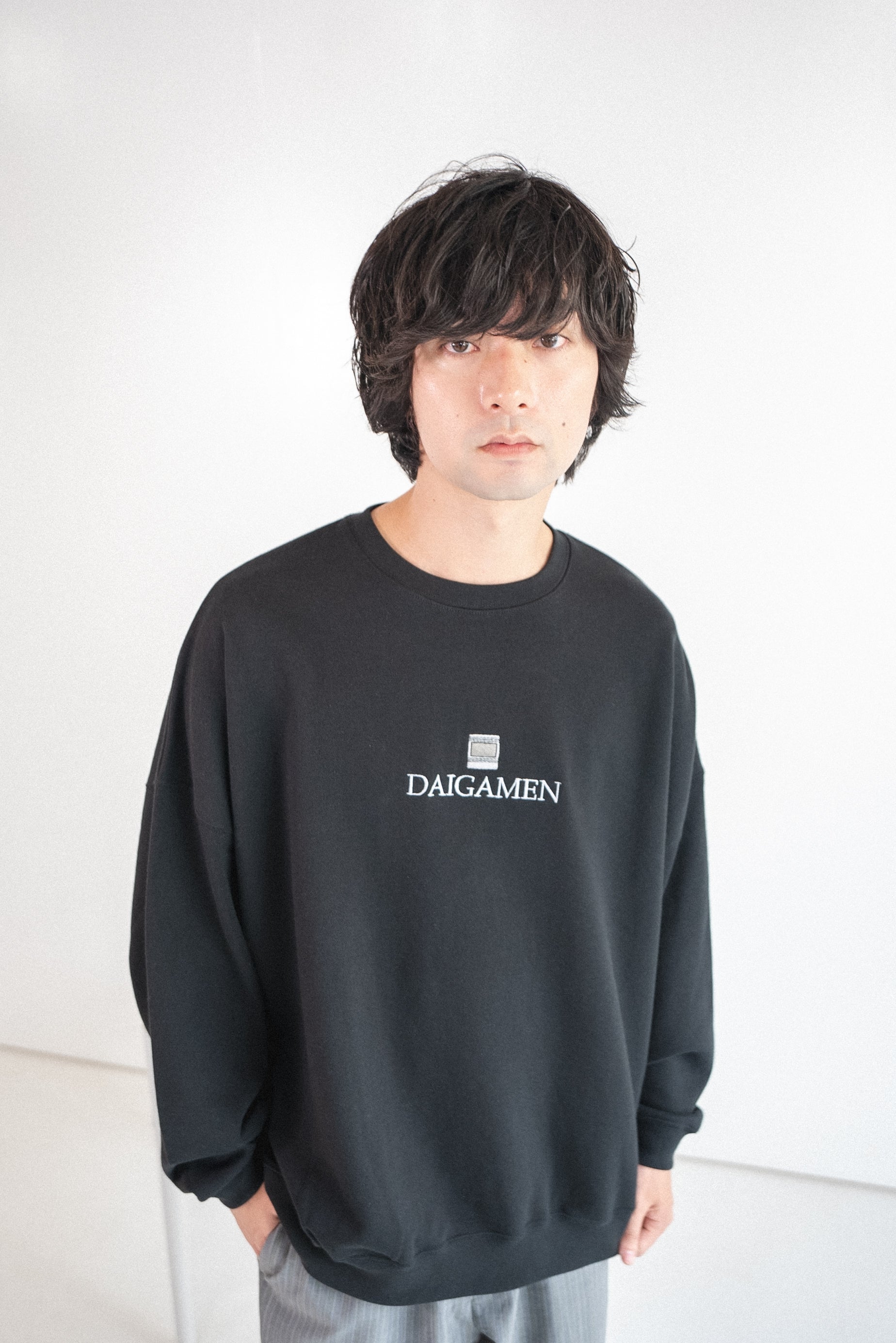 大画面前に集合スウェット