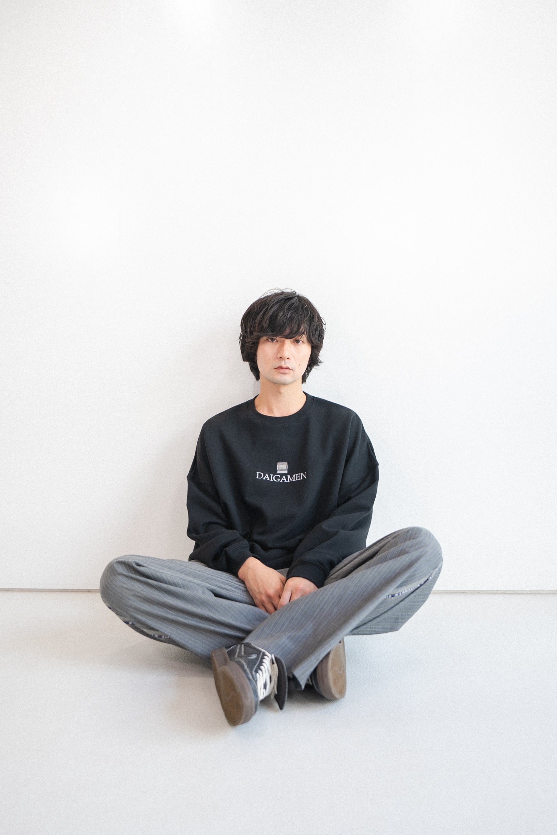 大画面前に集合スウェット