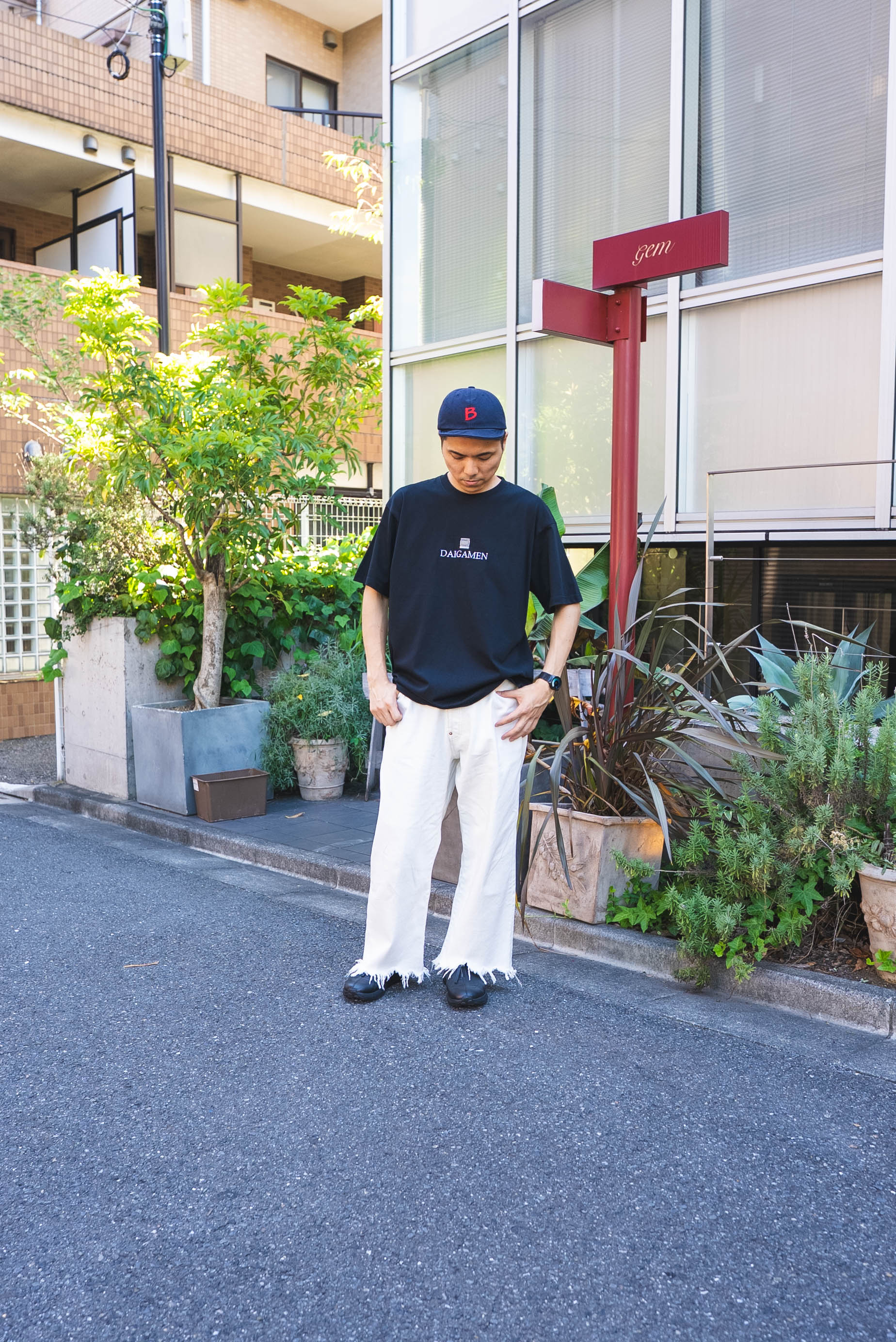 大画面前に集合Tee