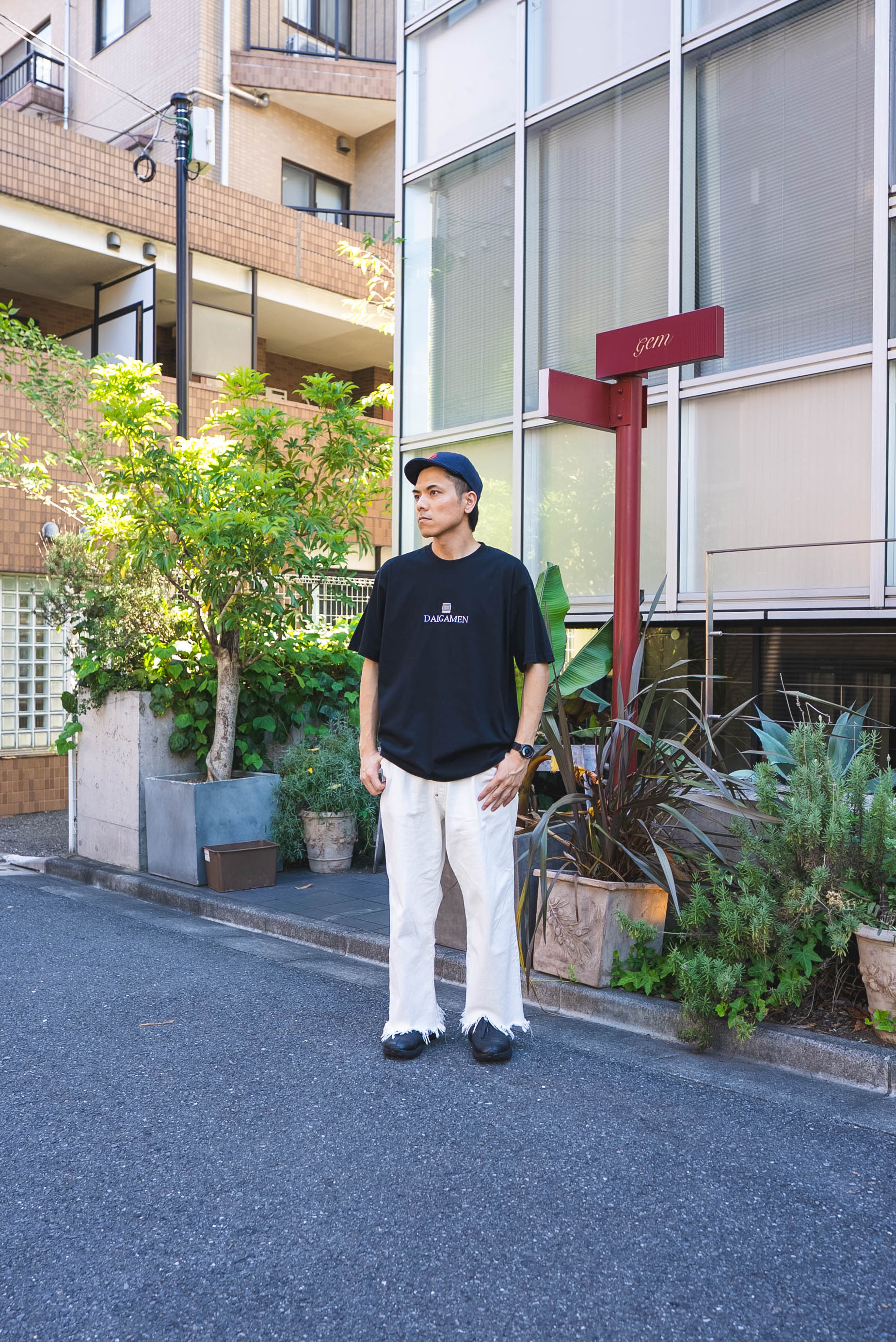 大画面前に集合Tee