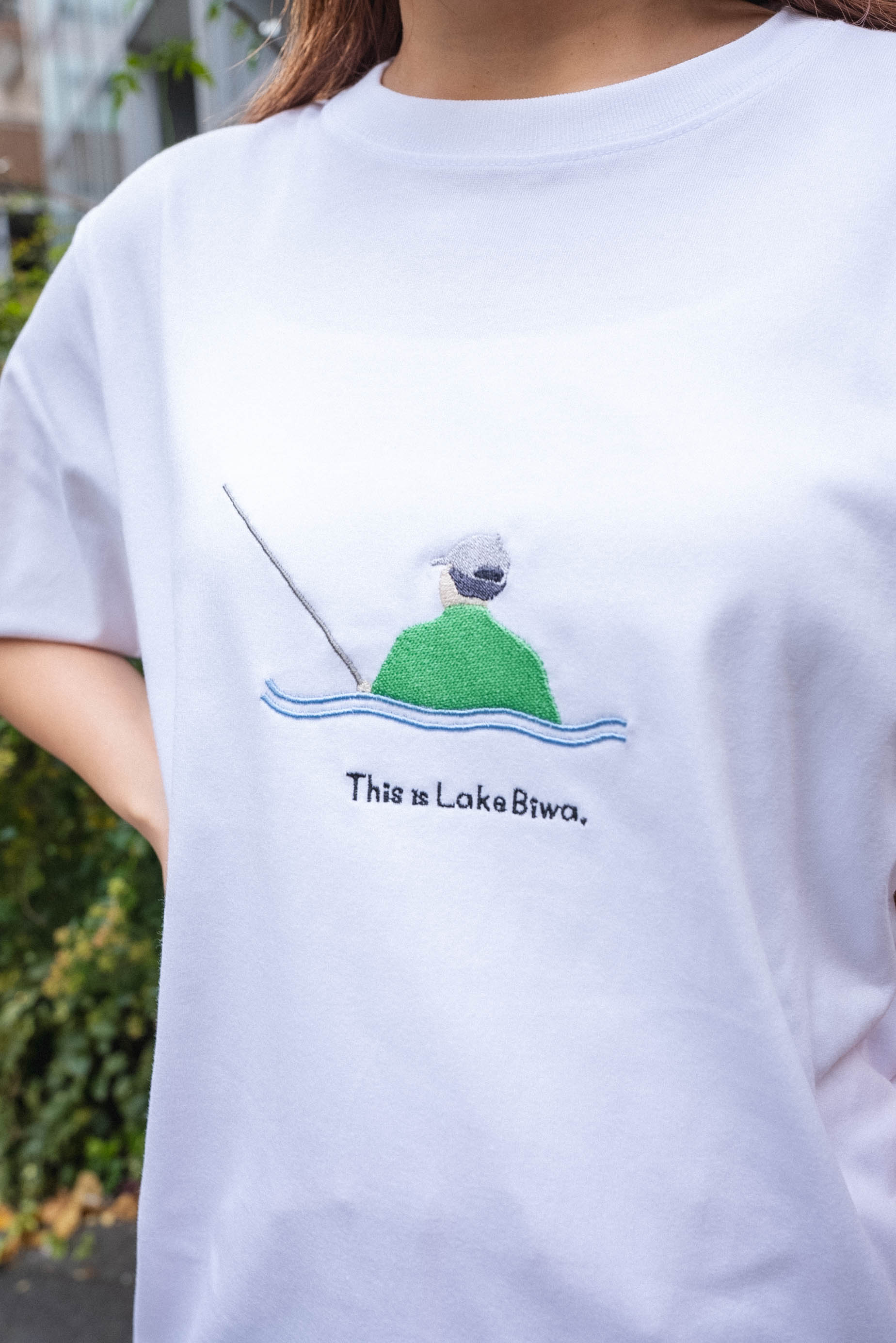 琵琶湖で釣りしてる人Tee