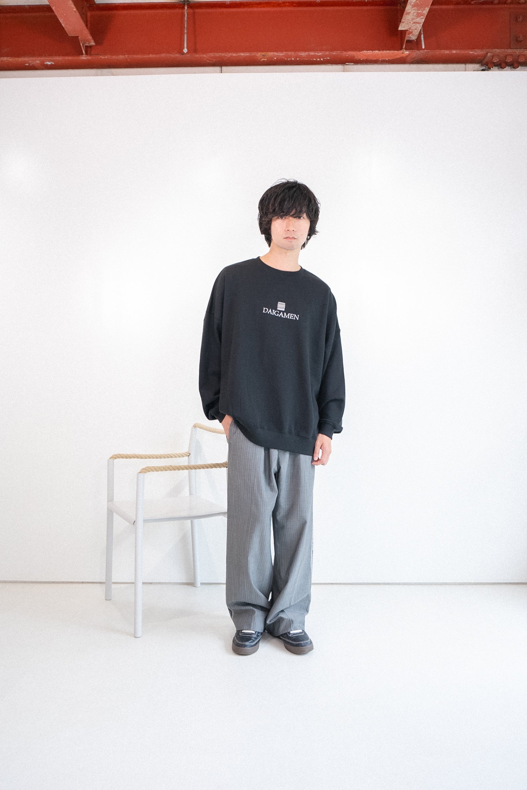 大画面前に集合スウェット