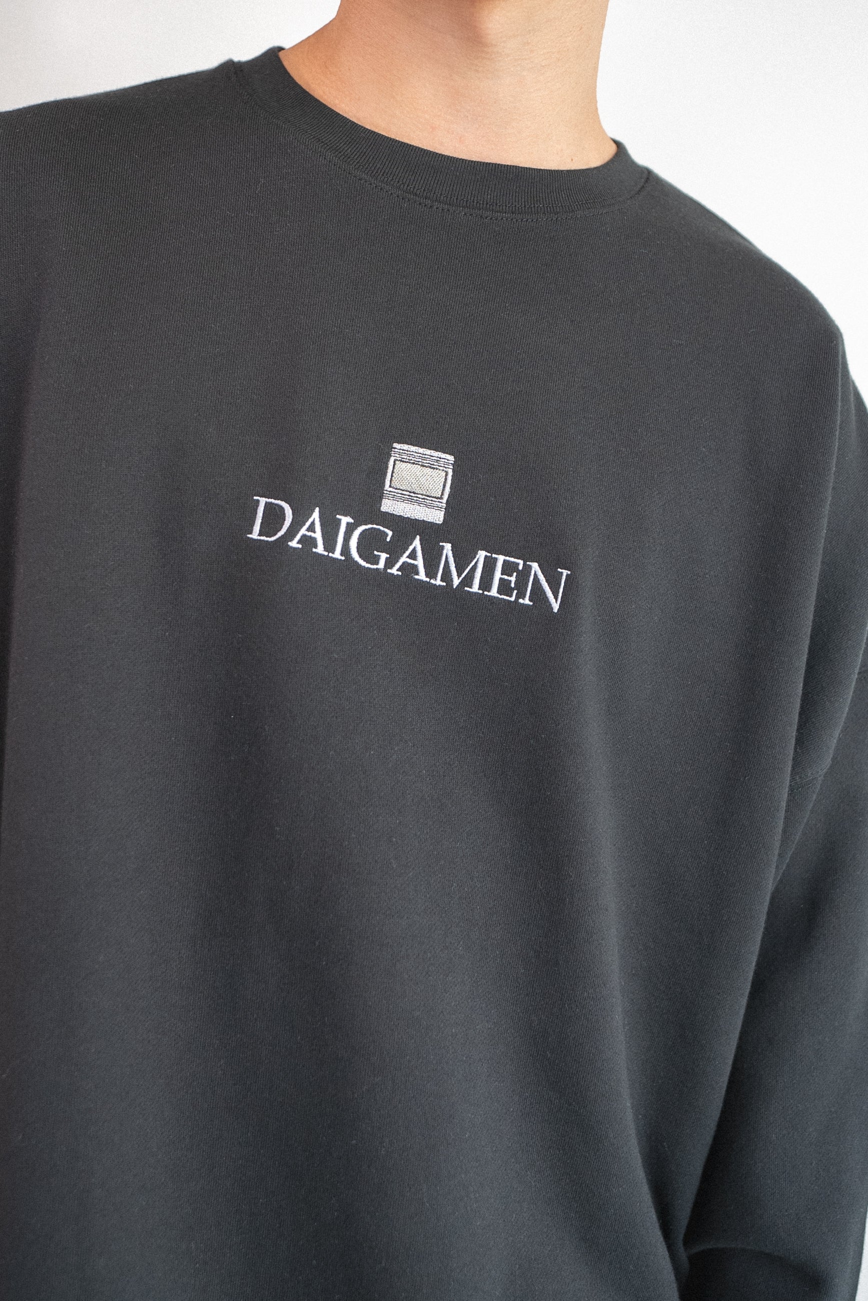 大画面前に集合スウェット