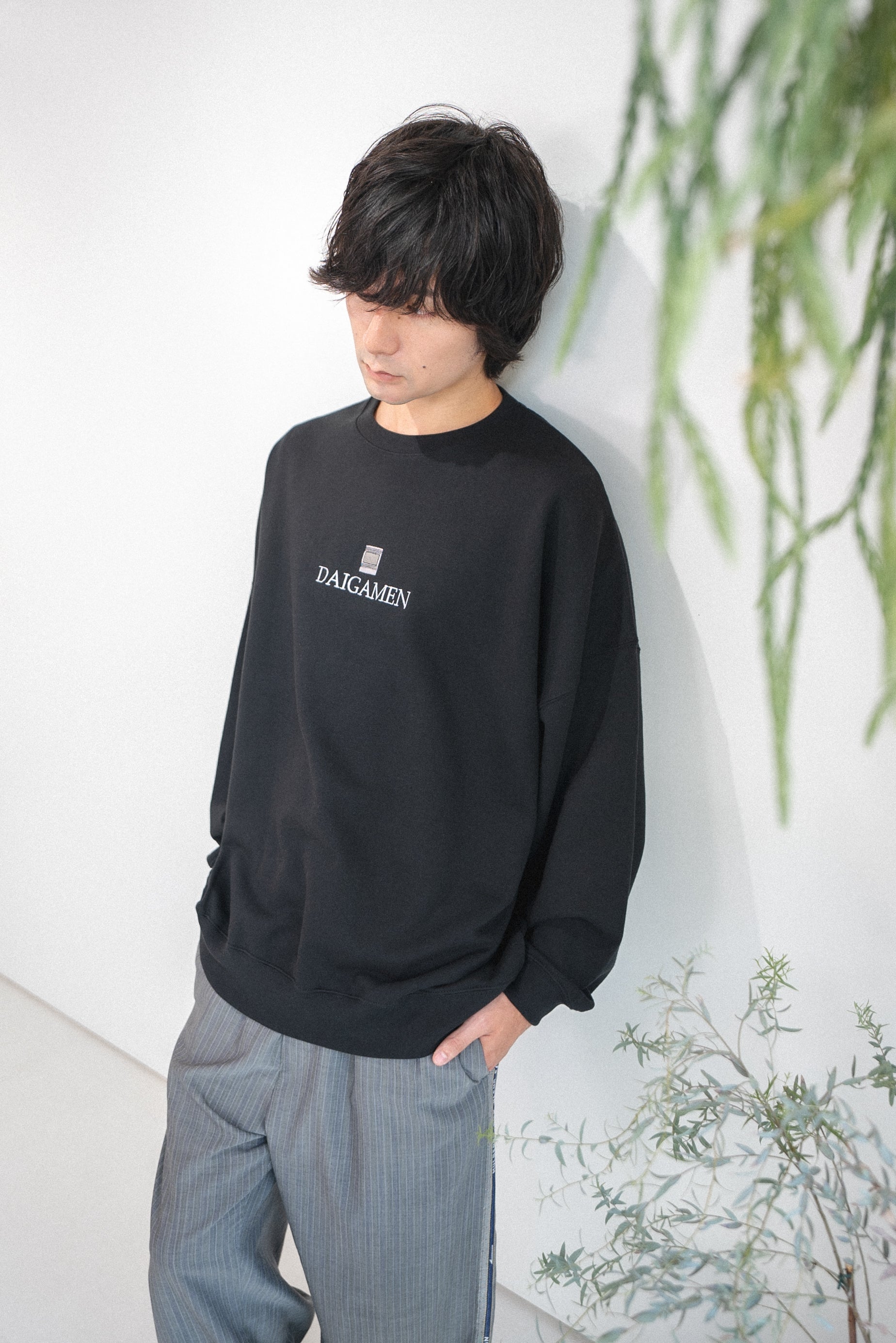 大画面前に集合スウェット