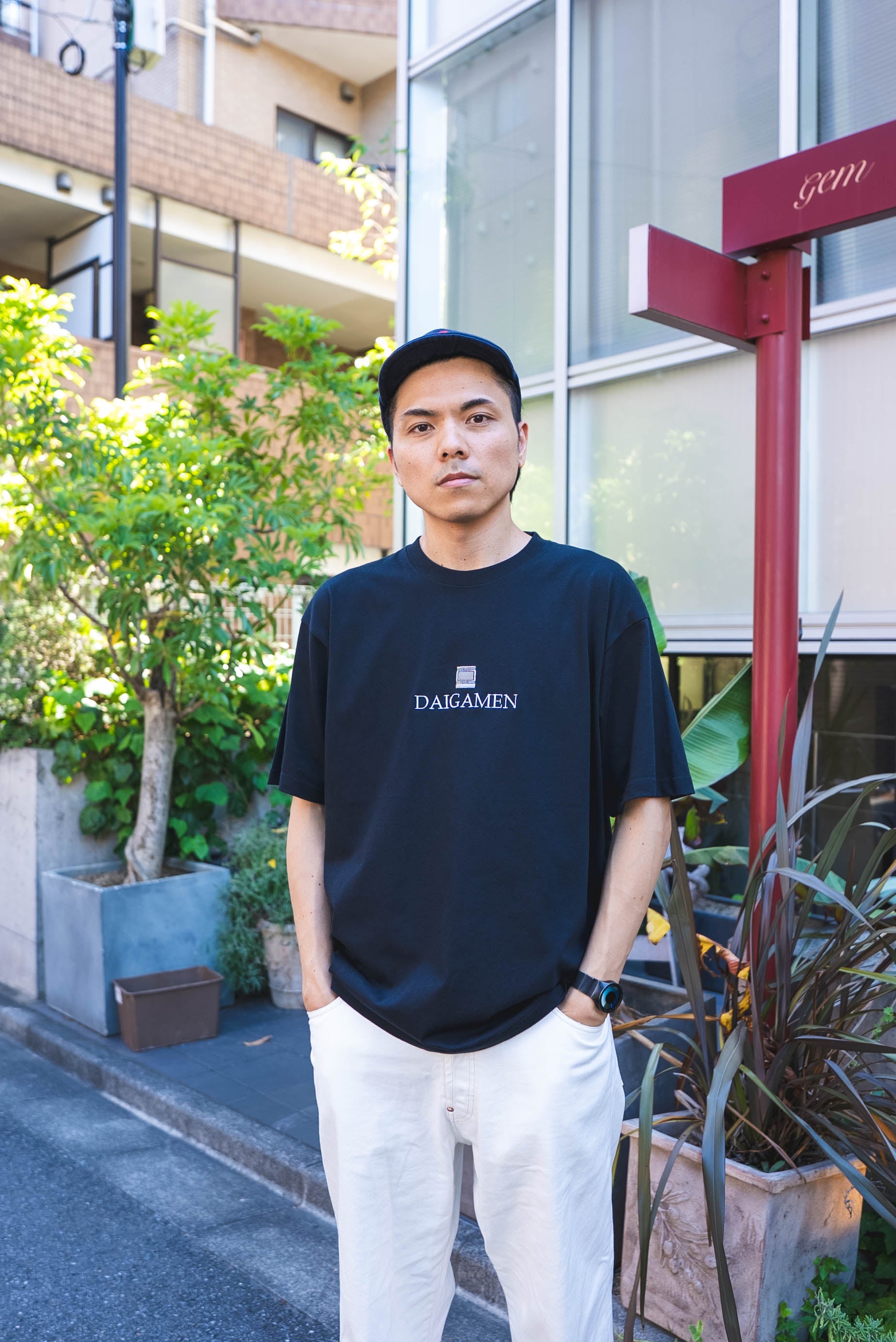 大画面前に集合Tee