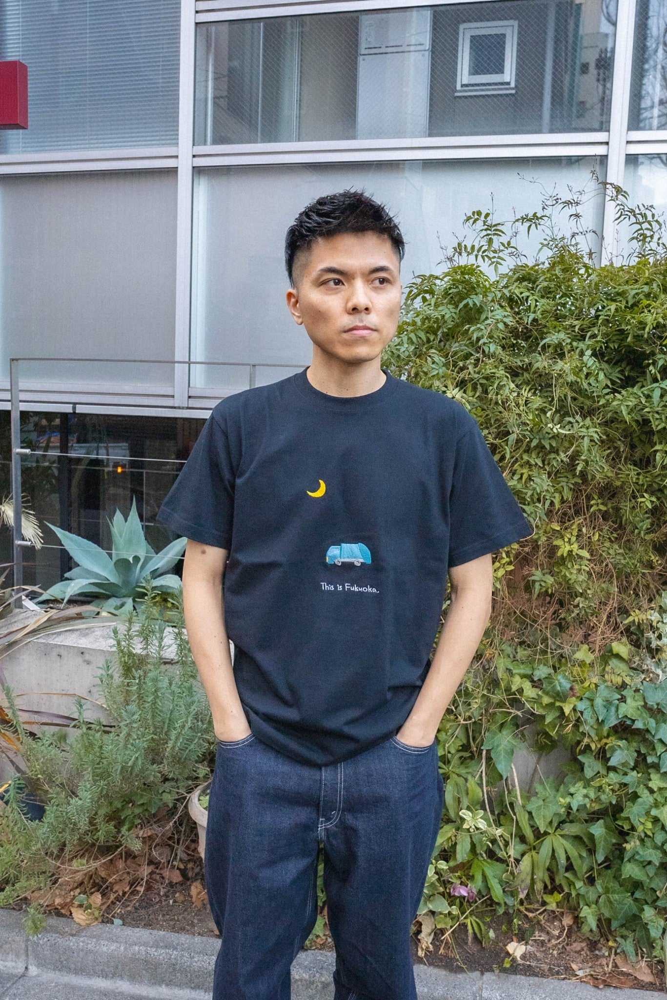 ゴミ出しは夜だよ福岡Tee