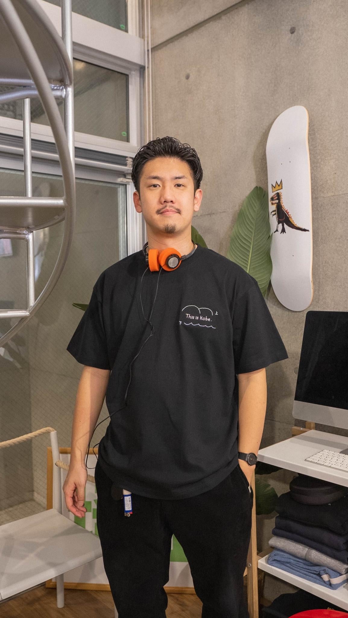 神戸の上が山で下が海Tee