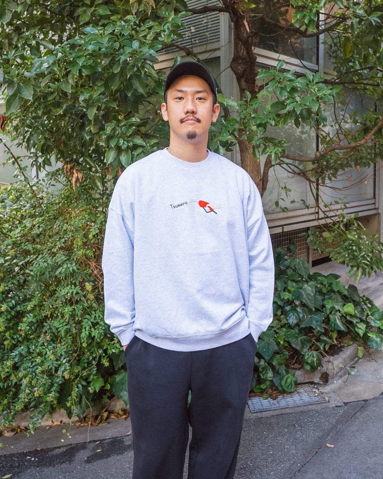 ガソリン詰めるスウェット